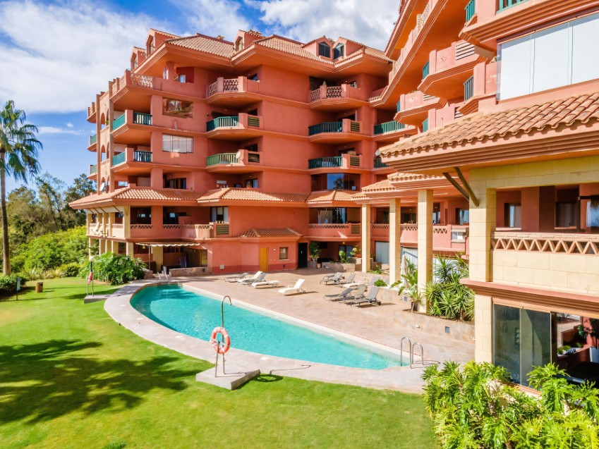 2-Bedroom Apartment for Sale in La Reserva del Higuerón, Benalmádena Exterior view of a renovated 2-bedroom apartment in La Reserva del Higuerón, Benalmádena, close to shops, restaurants, and the coast.