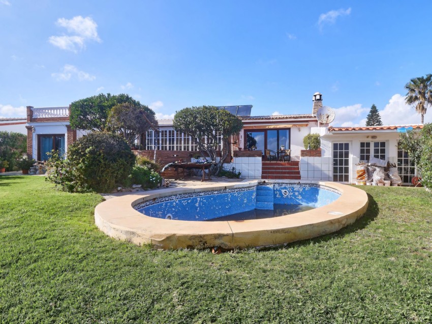 Exterior view of a four-bedroom villa in El Faro, Mijas Costa, with garden, pool, and sea views. 4 bedroom villa near the beach in El Faro Mijas Costa
