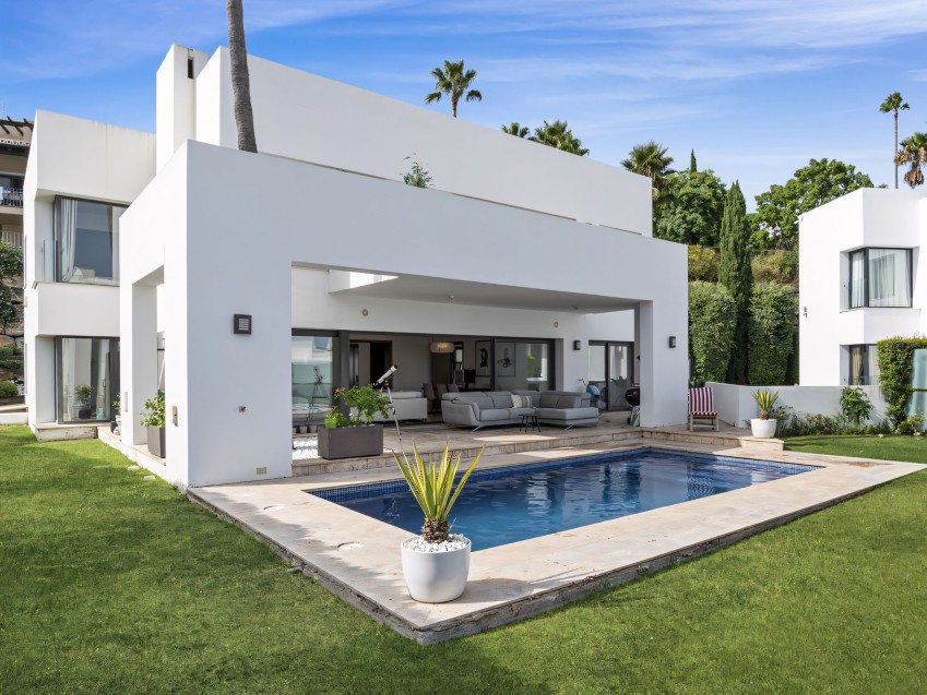 Villa with pool at Atalaya Fairways Benahavís A modern 4 bedroom villa with private pool in Atalaya Fairways, Benahavís.
