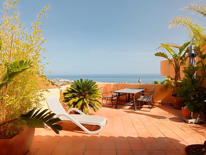 Sea view penthouse in El Porton Calahonda 3 bedroom duplex penthouse with large terraces and sea views in El Porton Calahonda