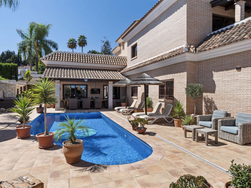5 bedroom family villa in La Sierrezuela Mijas Costa Exterior view of a spacious 5 bedroom family villa with pool and terraces in La Sierrezuela, Mijas Costa.
