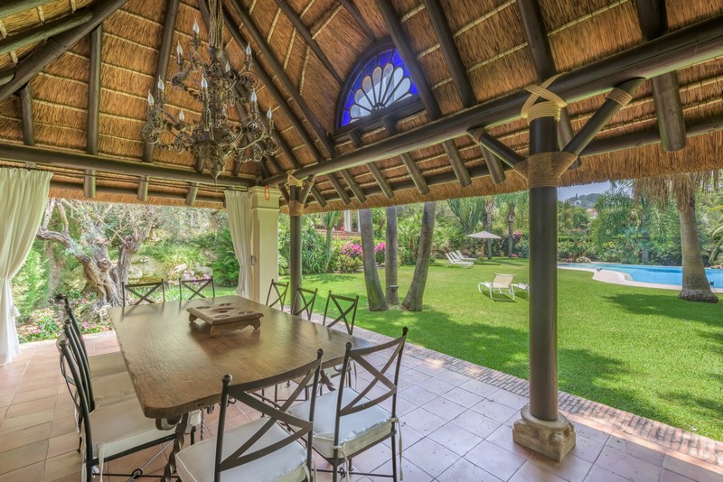 Gazebo y piscina Gazebo y piscina