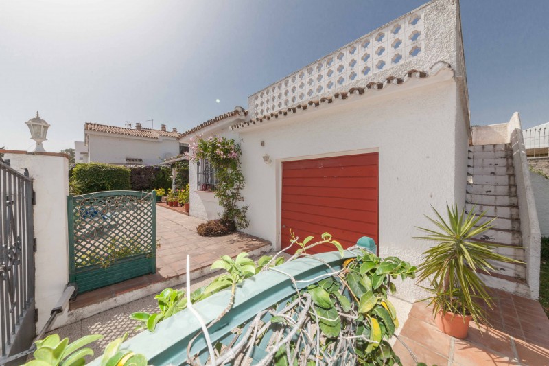 Beachside villa between Marbella and Estepona Villa to reform between Marbella and Estepona