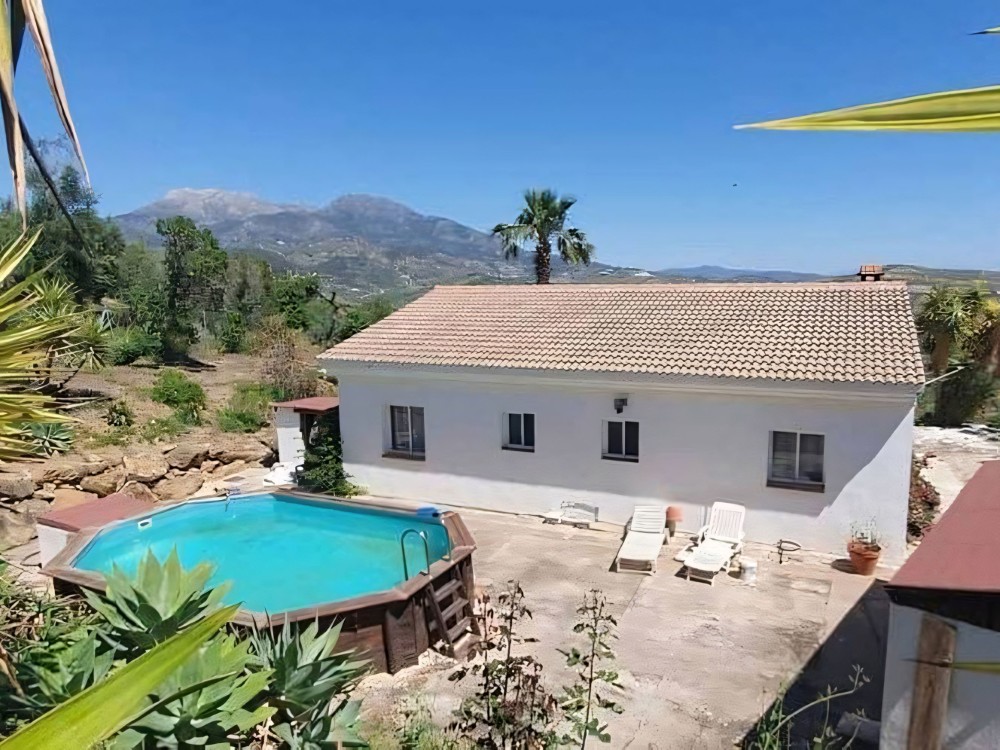 Casa de Campo con Vistas a la Montaña – Tolox Un tranquilo refugio rural en Tolox con vistas abiertas, una amplia terraza y encanto andaluz tradicional.