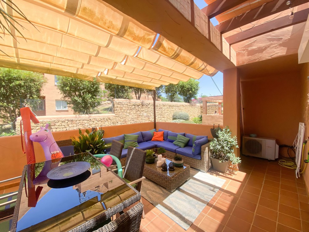 Apartamento bien presentado en Elviria Apartamento de dos dormitorios con vistas al mar y terraza soleada en Los Lagos de Santa María Golf, Elviria.