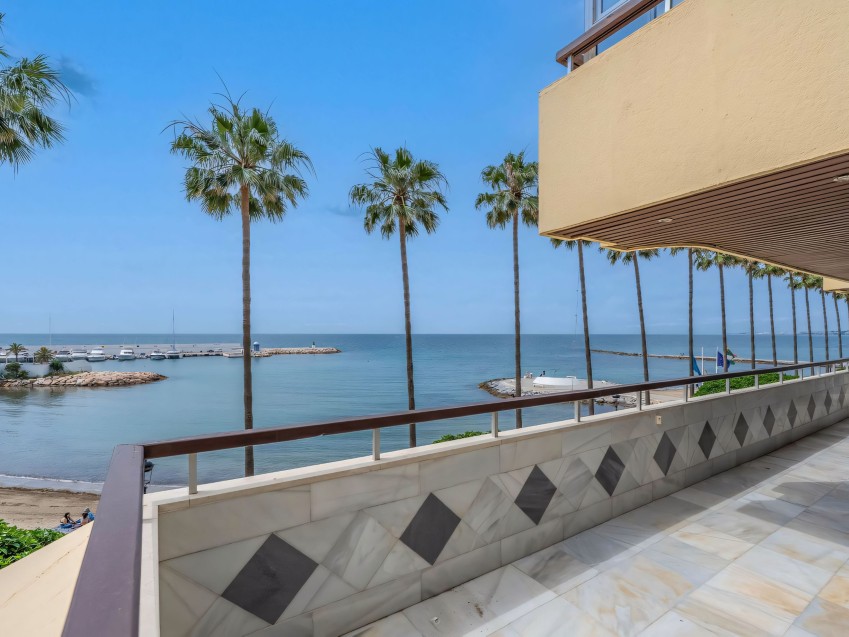 Apartamento en primera línea en Marbella Centro Vista de un apartamento espacioso con terraza frente al mar en el centro de Marbella, cerca del Paseo Marítimo.