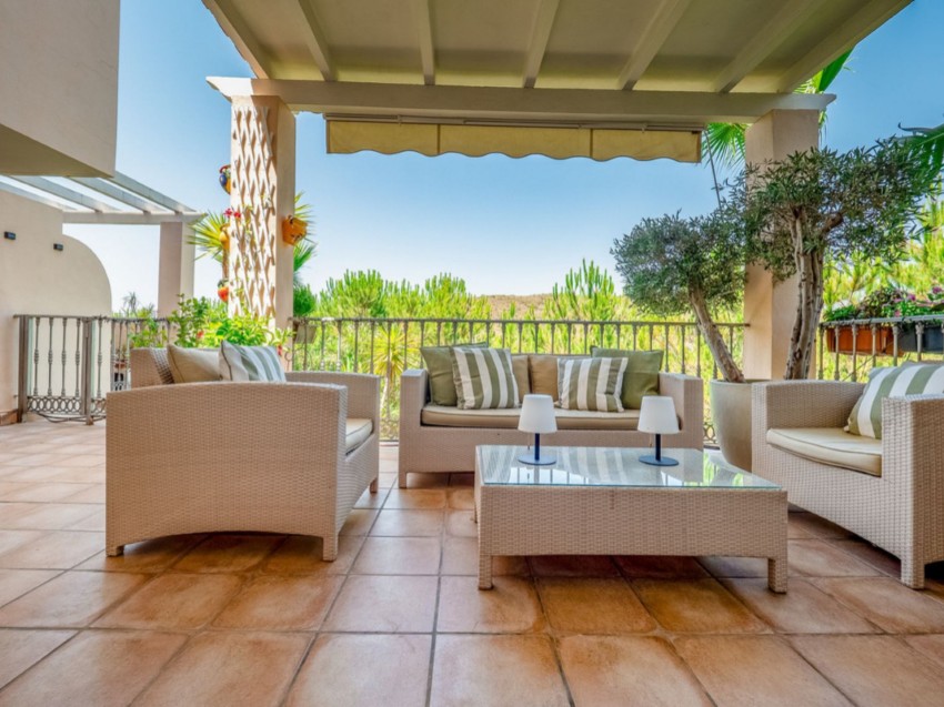 Terraza y salón del adosado en Alhaurín Golf Adosado de 3 dormitorios en Terrazas de Alhaurín con terraza orientada al oeste y vistas al campo
