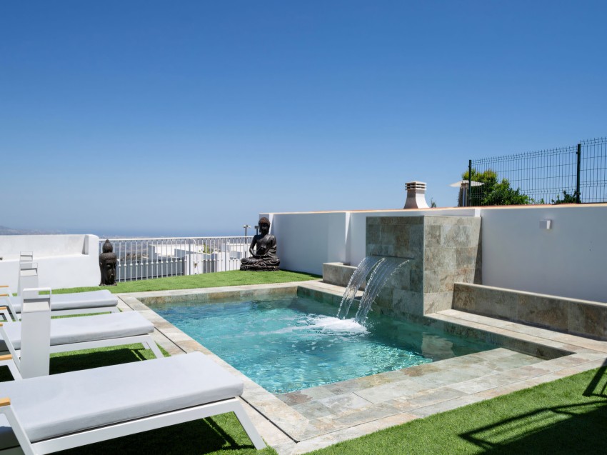 Chalet adosado en La Mairena con piscina y vistas Amplia vivienda familiar en Monte Elviria con piscina privada, terrazas y entorno natural sobre Marbella