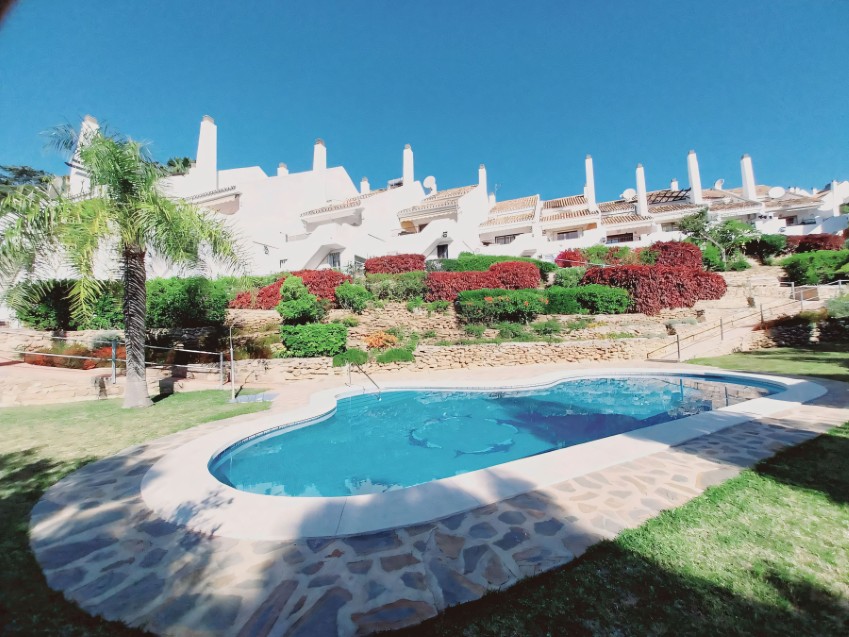 Adosado en venta en Sitio de Calahonda Vista exterior del adosado de 4 dormitorios con terraza y vistas abiertas