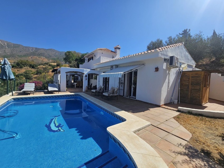 Casa de campo cerca de Mijas Pueblo Vista exterior de una casa de campo cerca de Mijas Pueblo con piscina y vistas al campo.