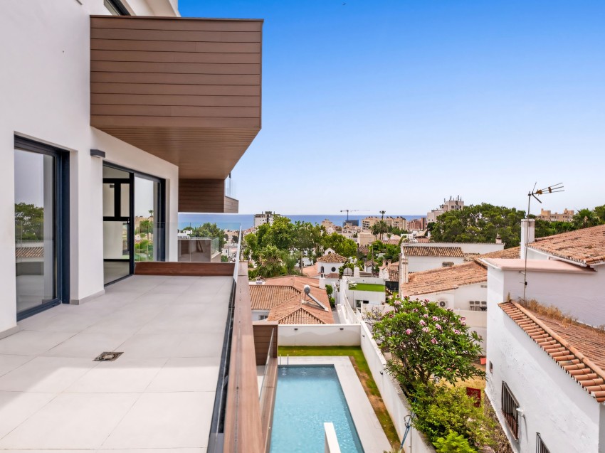 Apartamento en Montemar cerca de la playa de La Carihuela Apartamento de 2 dormitorios de nueva construcción en Montemar, Benalmádena con terrazas y vistas al mar.