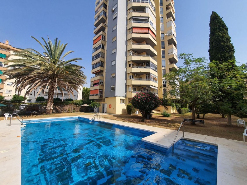 Apartamento de 3 dormitorios en el centro de Fuengirola Apartamento en segunda planta con piscina, aparcamiento y terraza acristalada en el centro de Fuengirola