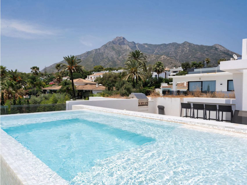 Villa en Nagüeles Marbella con piscina y terrazas Vista general de una villa contemporánea en Nagüeles Marbella