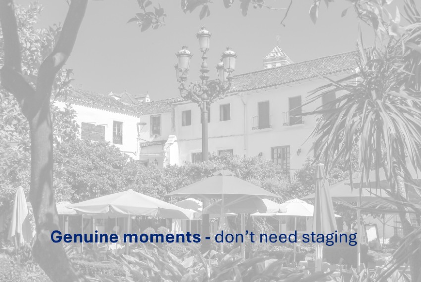 Vista en tonos grises de la Plaza de los Naranjos en Marbella con cita reflexiva superpuesta Fotografía atenuada de la Plaza de los Naranjos en Marbella con el texto «Los momentos genuinos no necesitan escenografía» — utilizada para ilustrar un blog sobre autenticidad e integridad en el marketing.