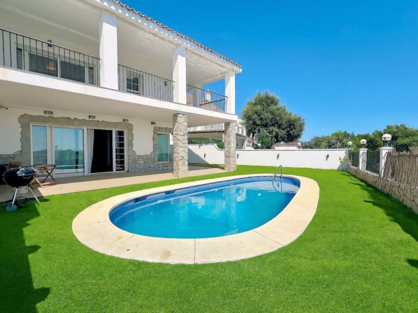 Villa con piscina en La Mairena Ojén Costa del Sol Vista exterior de una villa de 3 dormitorios con piscina y terrazas en La Mairena, Ojén, Costa del Sol.