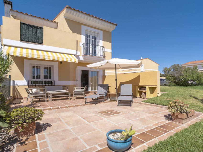 Adosado de tres dormitorios Villas del Golf Manilva Vista exterior de un adosado de tres dormitorios en Villas del Golf, Manilva cerca del puerto deportivo de La Duquesa