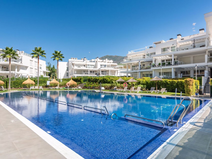Apartamento con jardín en Riverside Benahavís Amplio apartamento con jardín de 3 dormitorios con terrazas y jardín privado en Riverside, pueblo de Benahavís cerca de Marbella en la Costa del Sol