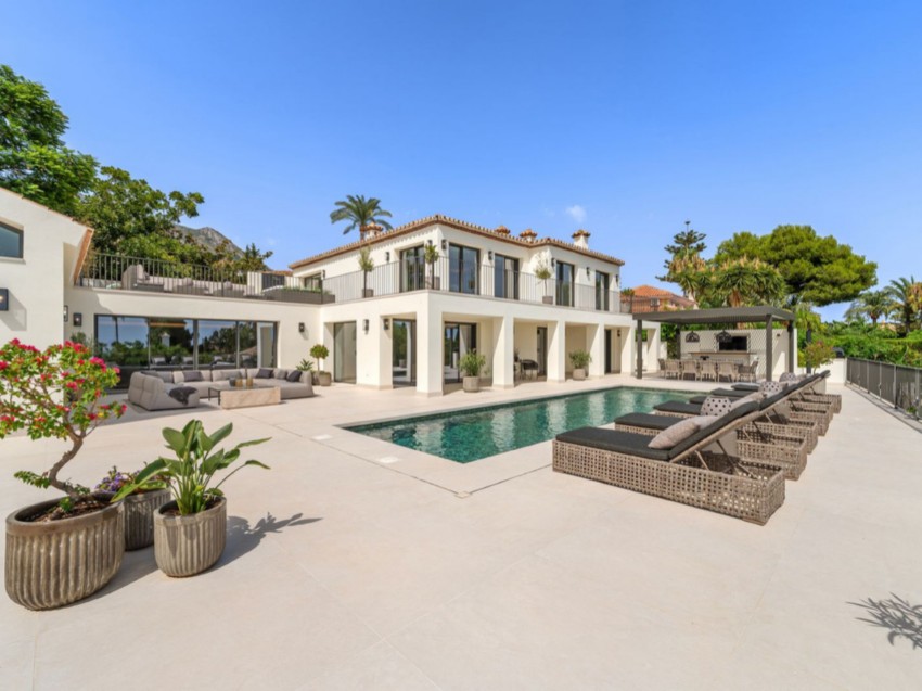 Villa de 5 dormitorios en la Milla de Oro Marbella Villa renovada de 5 dormitorios en venta en Rocio de Nagüeles en la Milla de Oro de Marbella