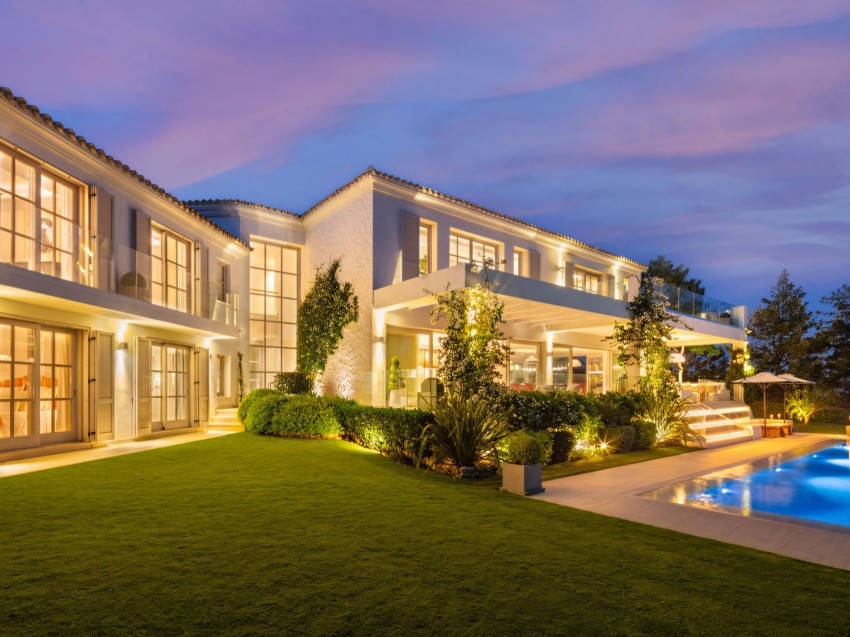 Villa en primera línea de Aloha Golf en Marbella Golf Valley Villa independiente de 5 dormitorios con casa de invitados, piscina y vistas abiertas en Marbella Golf Valley