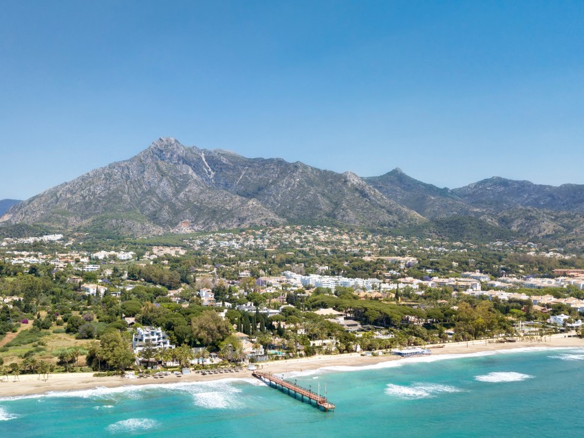 Venta exclusiva de propiedades en Marbella con vista a La Concha Vista de Marbella y La Concha desde el mar sobre la venta exclusiva de propiedades