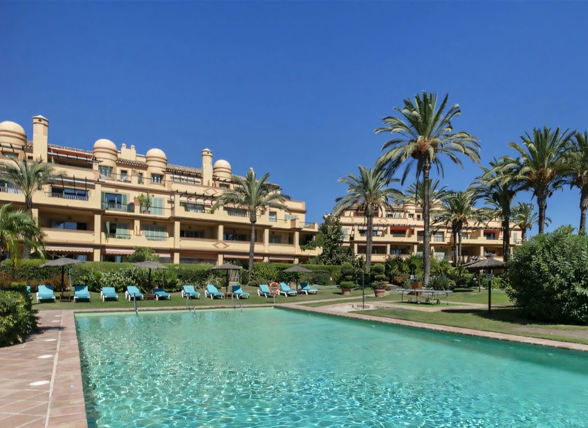 Ático en Four Seasons Los Flamingos Benahavís Vista exterior del ático en Four Seasons Los Flamingos con terrazas y piscina