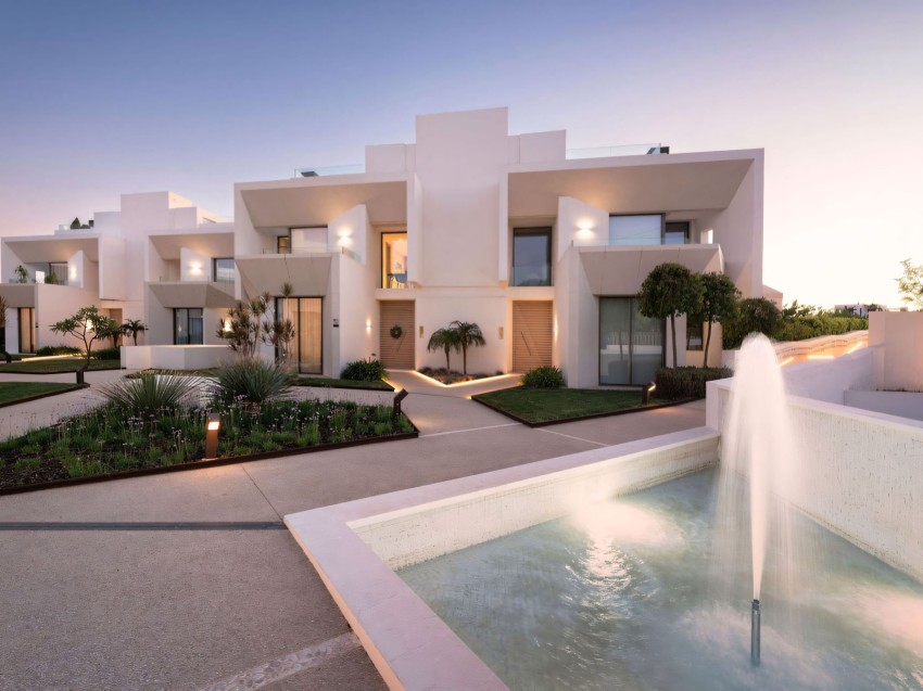Villa en Celeste Marbella Golf Valley Nueva Andalucía Vista exterior de una villa de 4 dormitorios en Celeste, Marbella Golf Valley, Nueva Andalucía con piscina privada y terrazas.