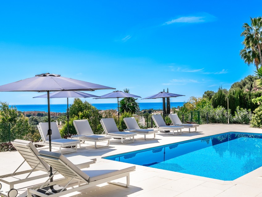 Villa renovada en Río Real Marbella con piscina Vista exterior de villa renovada de 4 dormitorios con terrazas, piscina y jardines en Río Real Marbella.