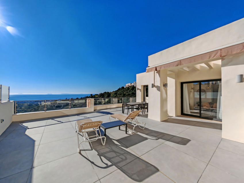 Terraza del ático con vistas al mar Samara Marbella Ático amueblado de 2 dormitorios en Samara, Altos de Los Monteros Marbella con gran terraza y vistas panorámicas al mar.