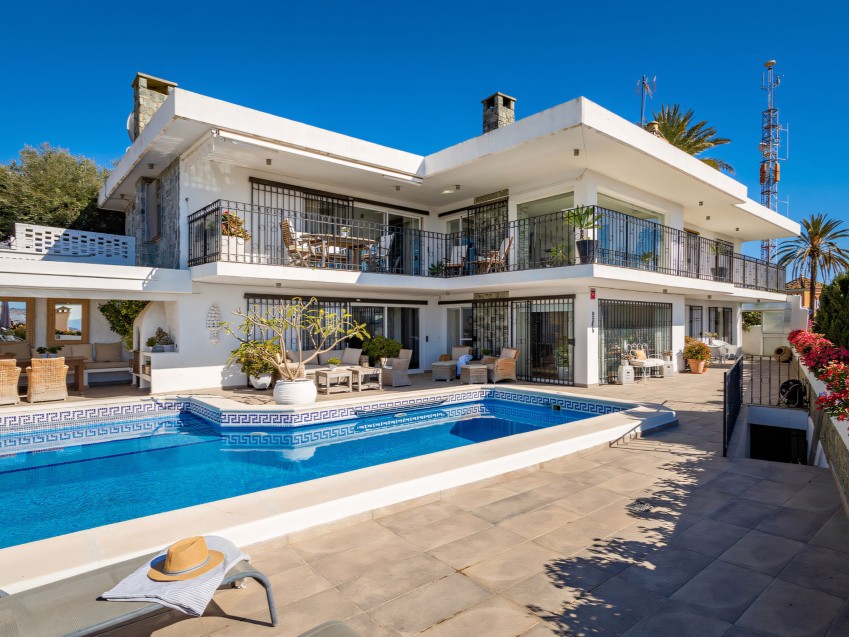 Villa con vistas al mar en el Valle del Golf de Marbella Nueva Andalucía Vista exterior de una villa familiar de 4 dormitorios en Nueva Andalucía Marbella con piscina privada, terrazas y vistas al mar.