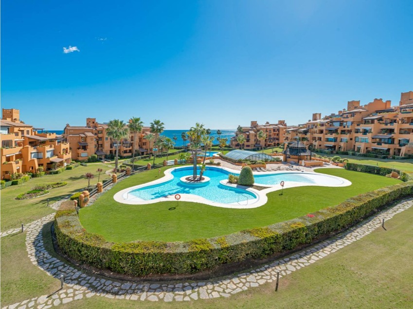 Apartamento en primera línea Los Granados del Mar Estepona Apartamento reformado y amueblado en primera línea de playa en Los Granados del Mar, Estepona.