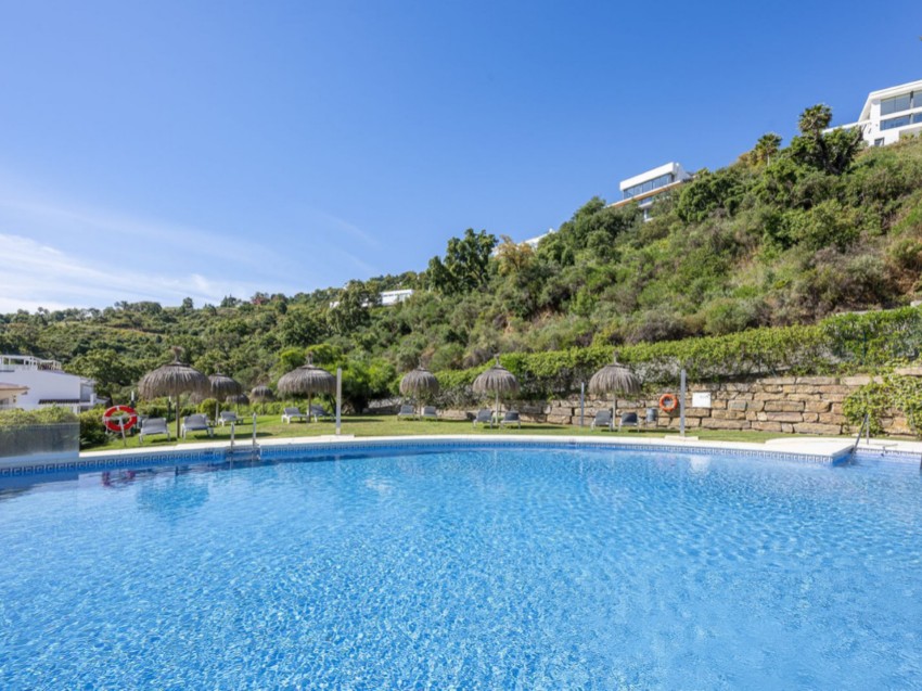 Apartamento en La Mairena con vistas panorámicas cerca de Elviria Marbella Entorno tranquilo en las colinas de La Mairena, rodeado de naturaleza y vistas abiertas sobre la Costa del Sol.