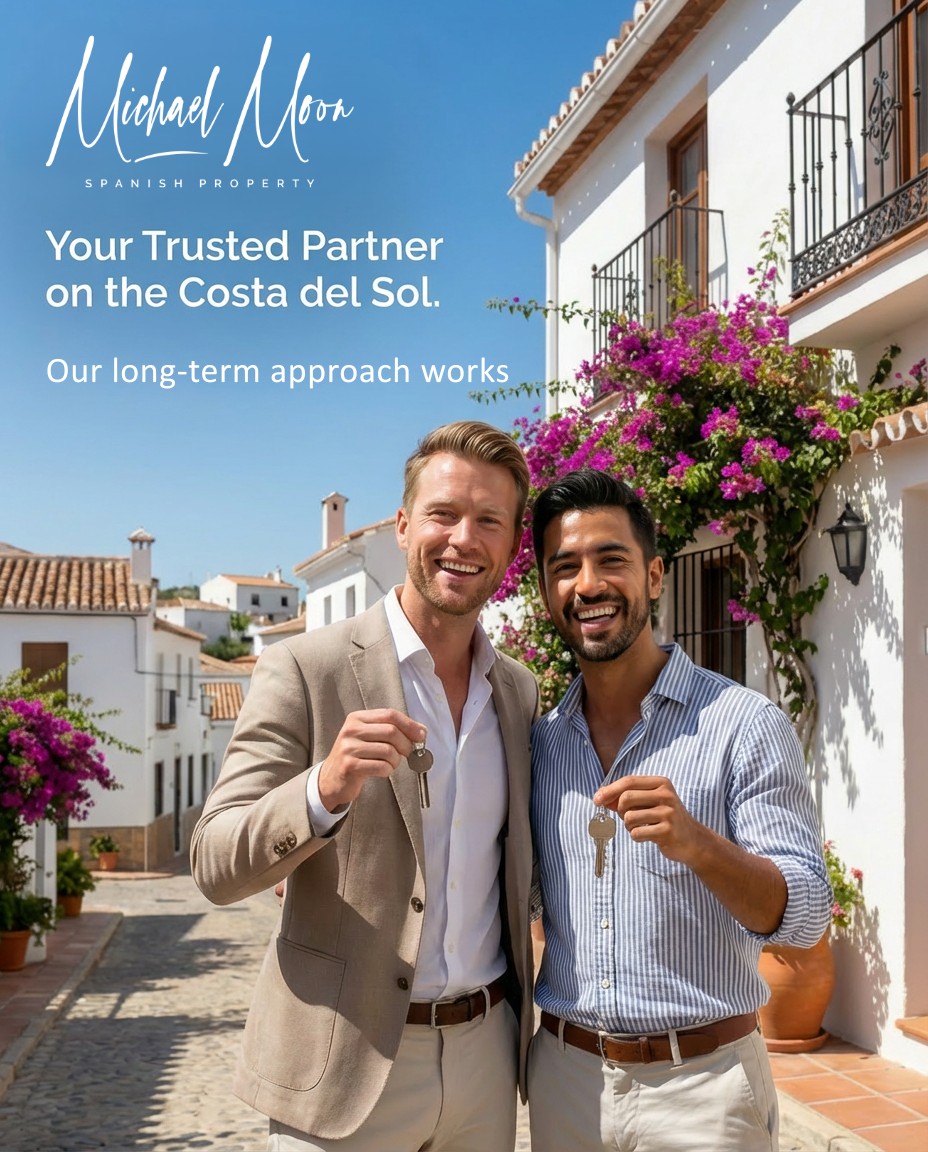 Socio de confianza Pareja recibiendo las llaves de su nueva casa adosada en la Costa del Sol