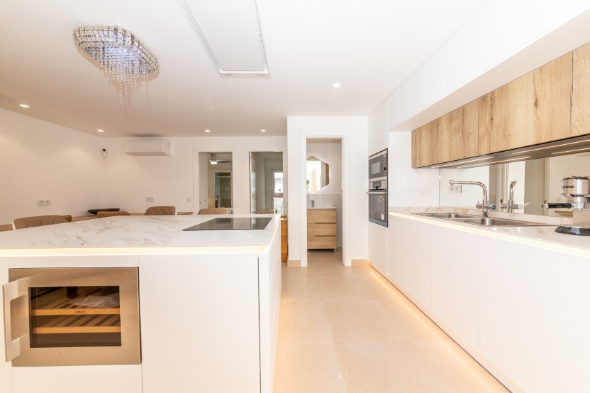 Cocina moderna de planta abierta en casa adosada reformada en La Campana Marbella Cocina de planta abierta con isla central en una casa adosada totalmente reformada en La Campana cerca de Marbella y Puerto Banús en la Costa del Sol.