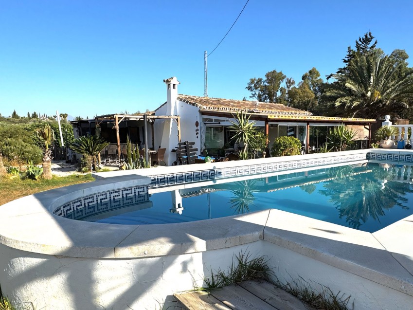 Villa de campo renovada con piscina en Alhaurín el Grande Málaga Vista exterior de una villa de campo renovada de 2 dormitorios con piscina terrazas y jardín en Alhaurín el Grande Málaga