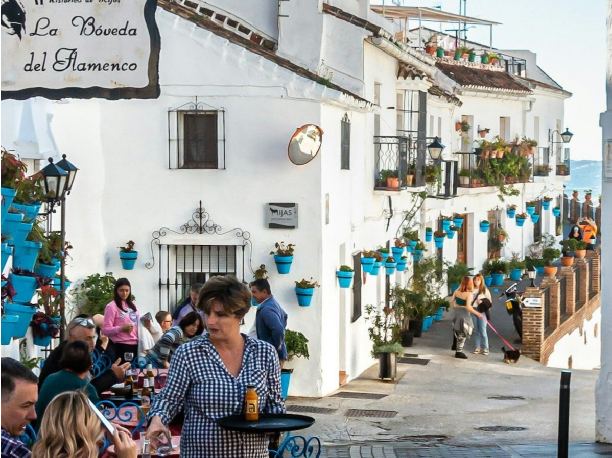 Mijas Pueblo avec vue sur la côte Village blanc de Mijas Pueblo avec vue sur la Méditerranée.