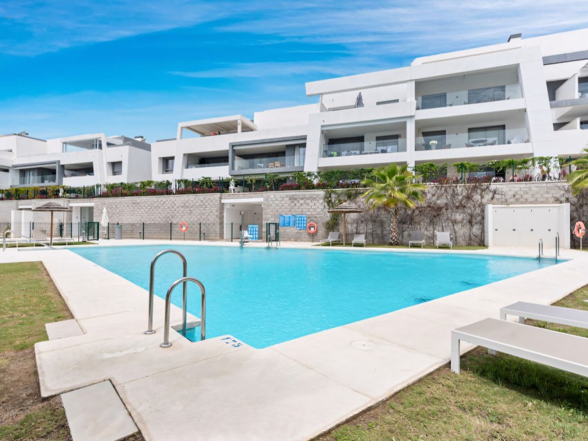 Vie en penthouse à Estepona Penthouse deux chambres avec terrasse privée dans Vanian Green Village, une résidence sécurisée avec jardins, piscine et spa.