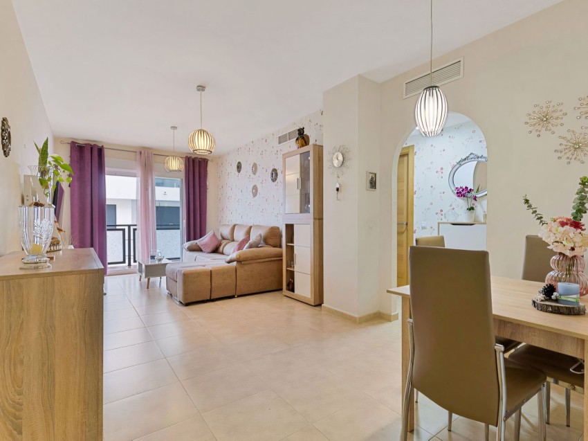 Appartement à Las Lagunas, Mijas Costa Appartement au premier étage avec terrasse et parking près des commerces, installations sportives et plage de Fuengirola.