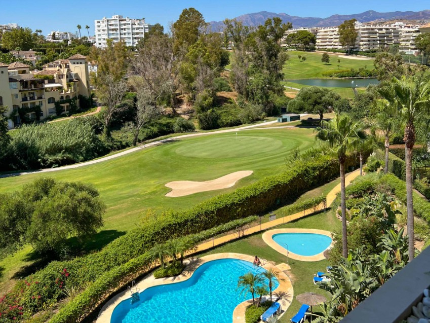 Appartement Guadalcántara Golf, San Pedro Appartement en première ligne avec vue sur le golf de Guadalmina, terrasse orientée sud-ouest et parking en sous-sol à San Pedro de Alcántara, Marbella.