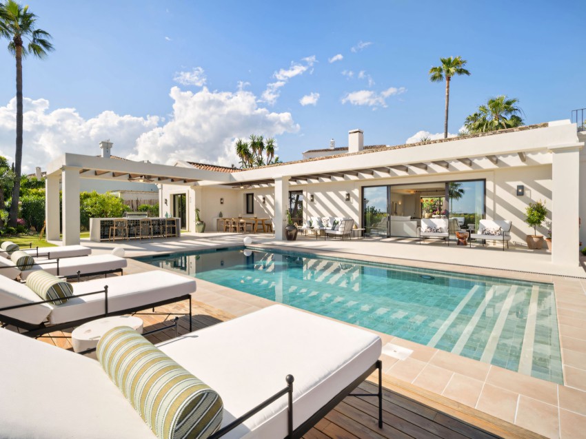 Villa en Nueva Andalucía près de Los Naranjos Golf Vue extérieure d'une villa de plain-pied avec 4 chambres, piscine et terrasses dans le Golf Valley de Nueva Andalucía.