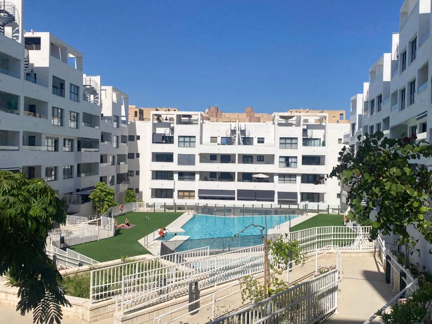 Vue extérieure générale d’un penthouse avec terrasses et solarium sur le toit, près du centre d’Estepona. Penthouse avec solarium près du centre d’Estepona