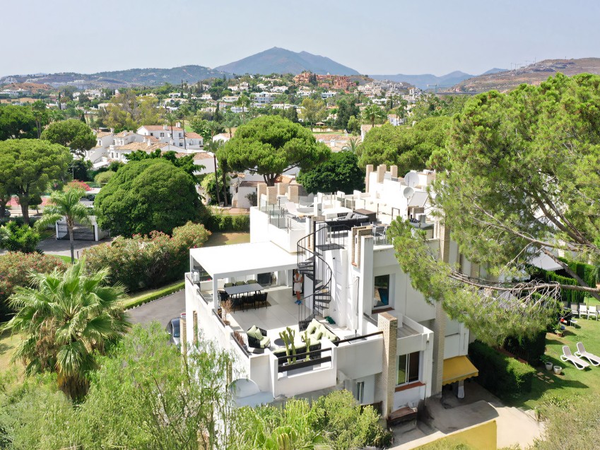 Penthouse à Miragolf Nueva Andalucía Penthouse rénové de 3 chambres avec terrasses et solarium à Miragolf, en première ligne du golf de Las Brisas.