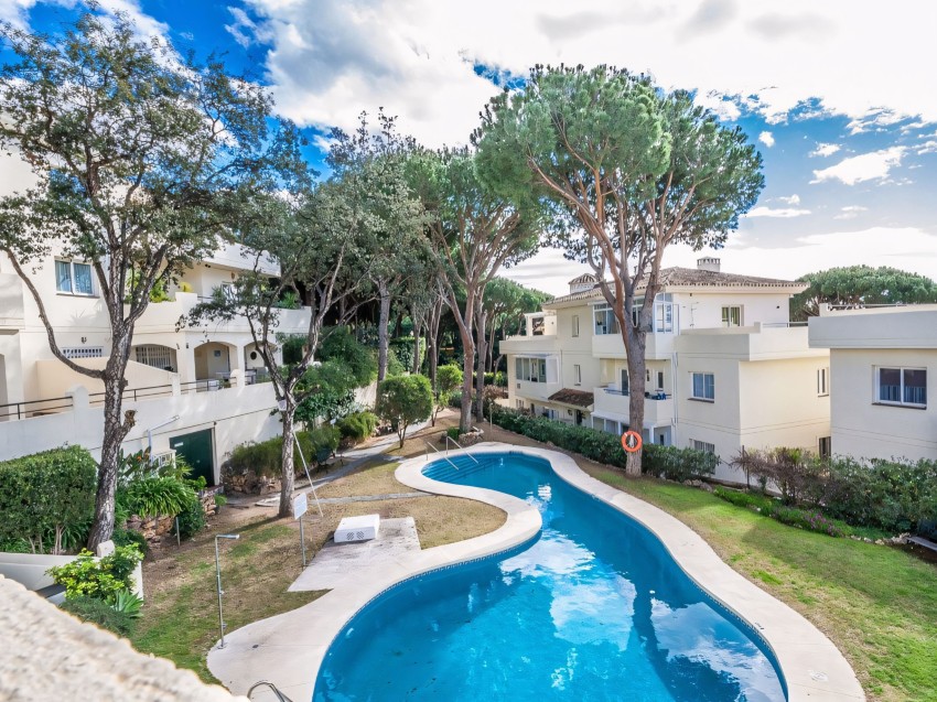 Appartement près de la plage de Cabopino Marbella Appartement spacieux de 2 chambres dans Ocean Pino Golf près de la plage de Cabopino avec terrasse et vue sur la piscine.