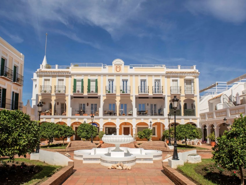 Maison de ville à Aloha Pueblo Nueva Andalucía Maison de ville meublée avec 3 chambres à Aloha Pueblo, Nueva Andalucía, Marbella Golf Valley avec terrasse, piscine communautaire et solarium sur le toit.