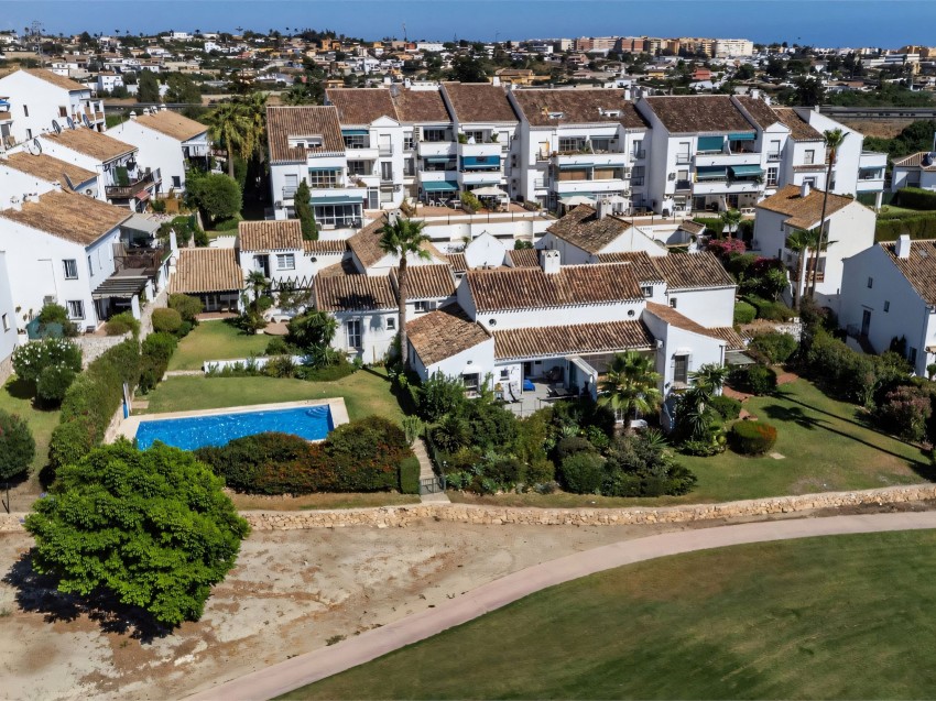 Maison de ville à Cortijada de Marta Mijas Golf Maison de ville en première ligne du Mijas Golf à Cortijada de Marta, une petite communauté près de Fuengirola sur la Costa del Sol.