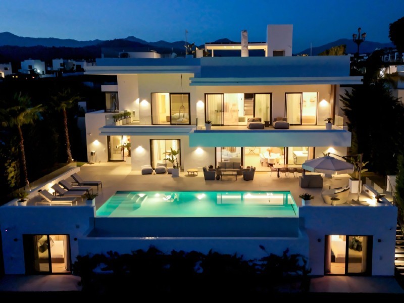 Villa de luxe à La Resina Golf Superbe villa de luxe de 6 chambres à vendre à La Resina sur la New Golden Mile d’Estepona