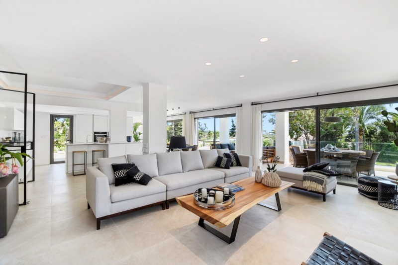 Sitting room Elviria villa for sale sitting room