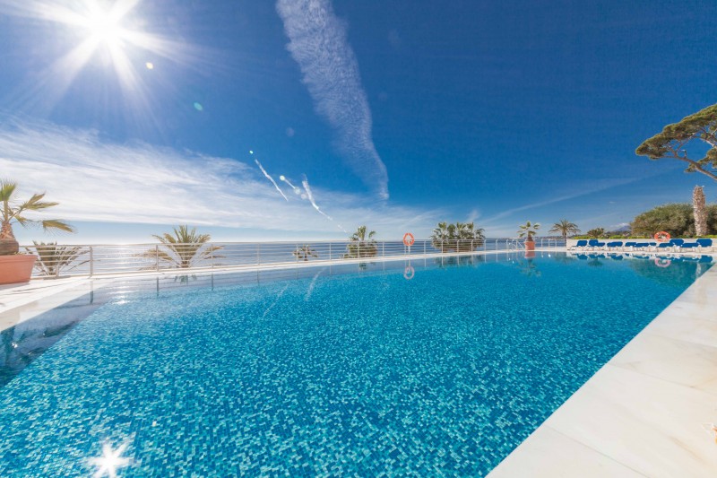 Marina Mariola, Marbella swimming pool