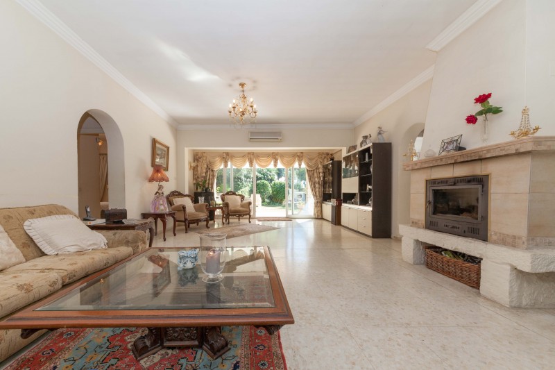 Villa for sale between Marbella and Estepona
