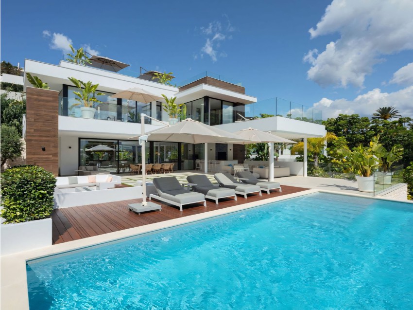 Moderne villa in Nueva Andalucía met uitzicht op La Concha Ruime moderne villa in de Golfvallei van Marbella, met terrassen, zwembad en uitzicht op de berg La Concha.