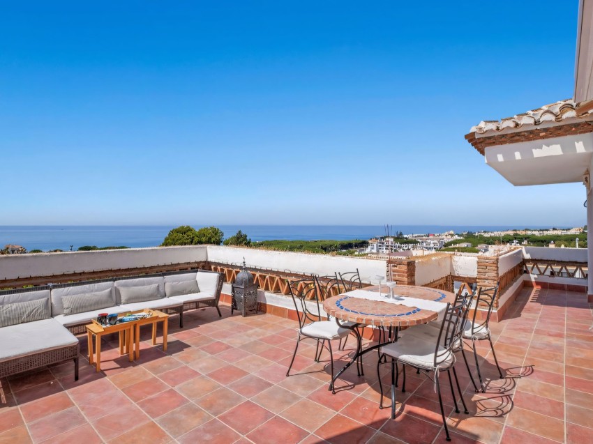 Ruim Appartement in de Buurt van het Strand in Calahonda 4-slaapkamerappartement in Club Calahonda Crown Resorts met zeezicht en ruime terrassen nabij winkels en restaurants.